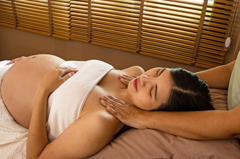 MASSAGE TẬN NƠI PHƯỜNG XÓM CHIẾU – GIẢI PHÁP THƯ GIÃN CHO MẸ BẦU 1 Massage tận nơi Phường Xóm Chiếu - Giải pháp thư giãn an toàn cho mẹ bầu
