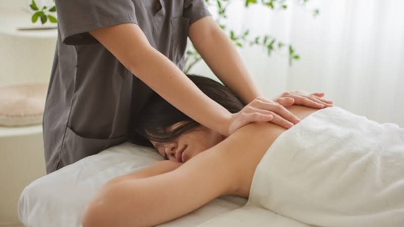Kỹ thuật viên thực hiện massage tận nơi chuyên nghiệp tại nhà.