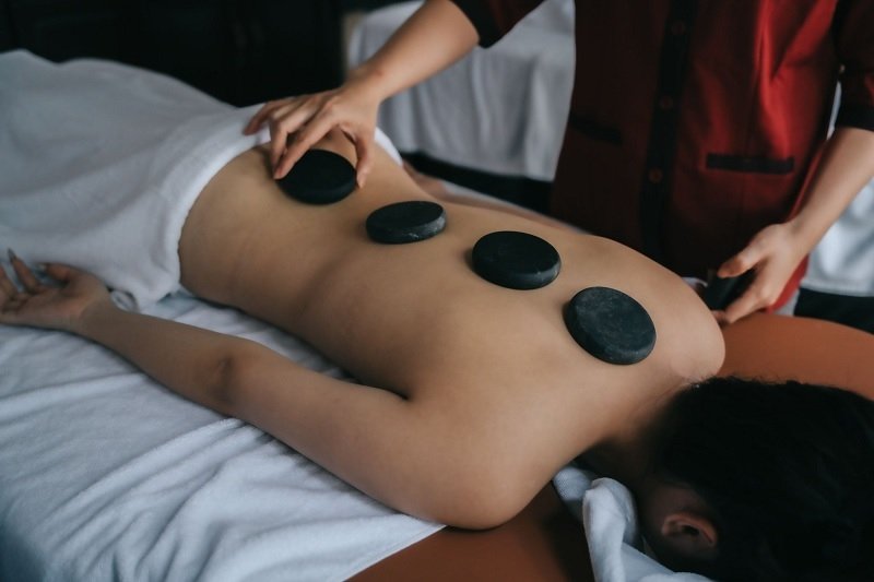 MASSAGE TẬN NƠI SÀI GÒN : MASSAGE BODY ĐÁ NÓNG HAY TINH DẦU? 1 massage tận nơi Sài gòn