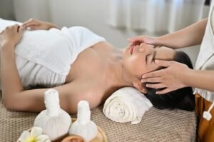 Kỹ thuật viên thực hiện dịch vụ massage tận nơi quận 1 chuyên nghiệp.