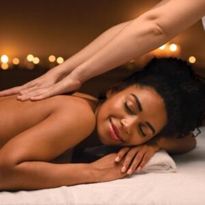 Kỹ thuật viên thực hiện massage tận nơi chuyên nghiệp tại nhà.
